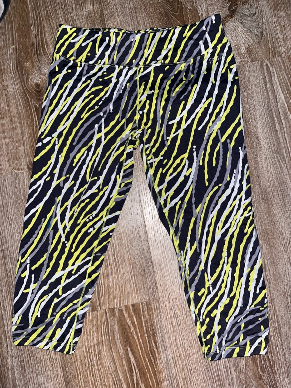 Calvin Klein Black & Neon Yellow Zebra-Print Capri Leggings no flaws